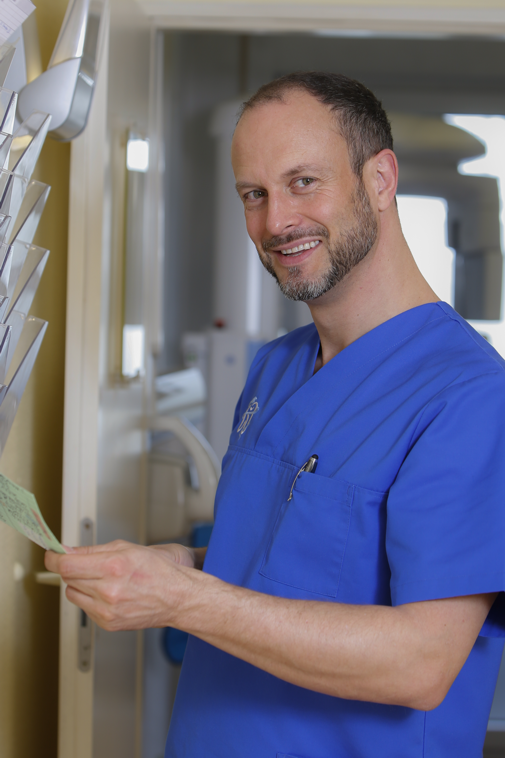 Spezialist für Zähne und Implantage in Gröbenzell